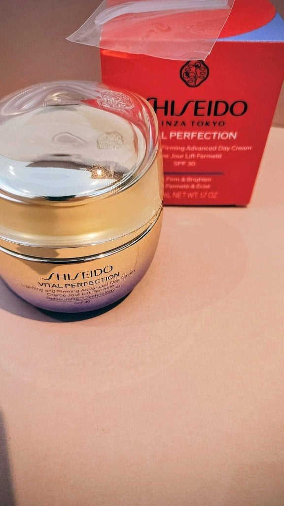 Shiseido vital perfection Uplifting Firming Advanced Day, Ophalen of Verzenden, Nieuw, Gehele gezicht, Verzorging
