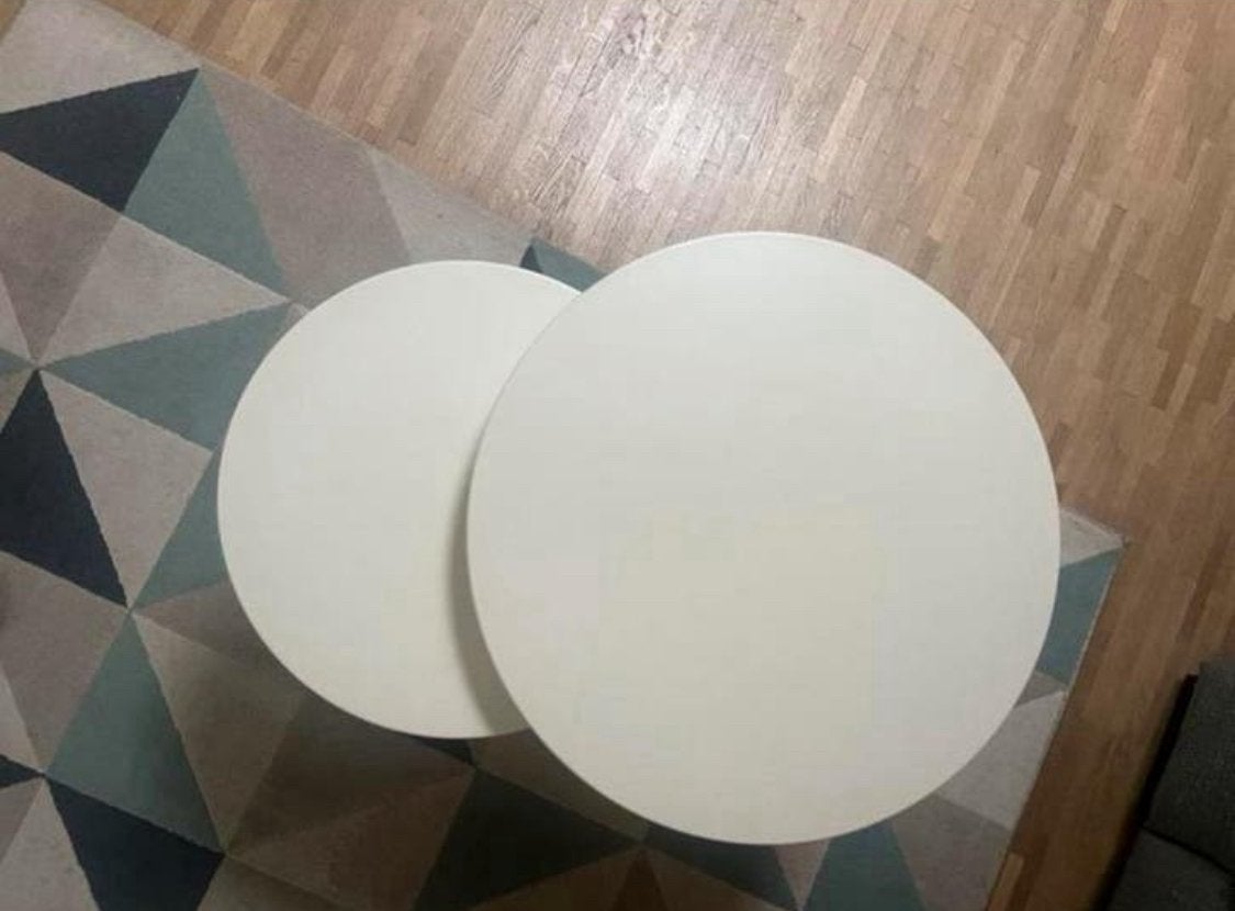Witte (bijzet)tafeltjes met houten pootjes., Huis en Inrichting, Rond, Scandinavisch, Zo goed als nieuw, Ophalen
