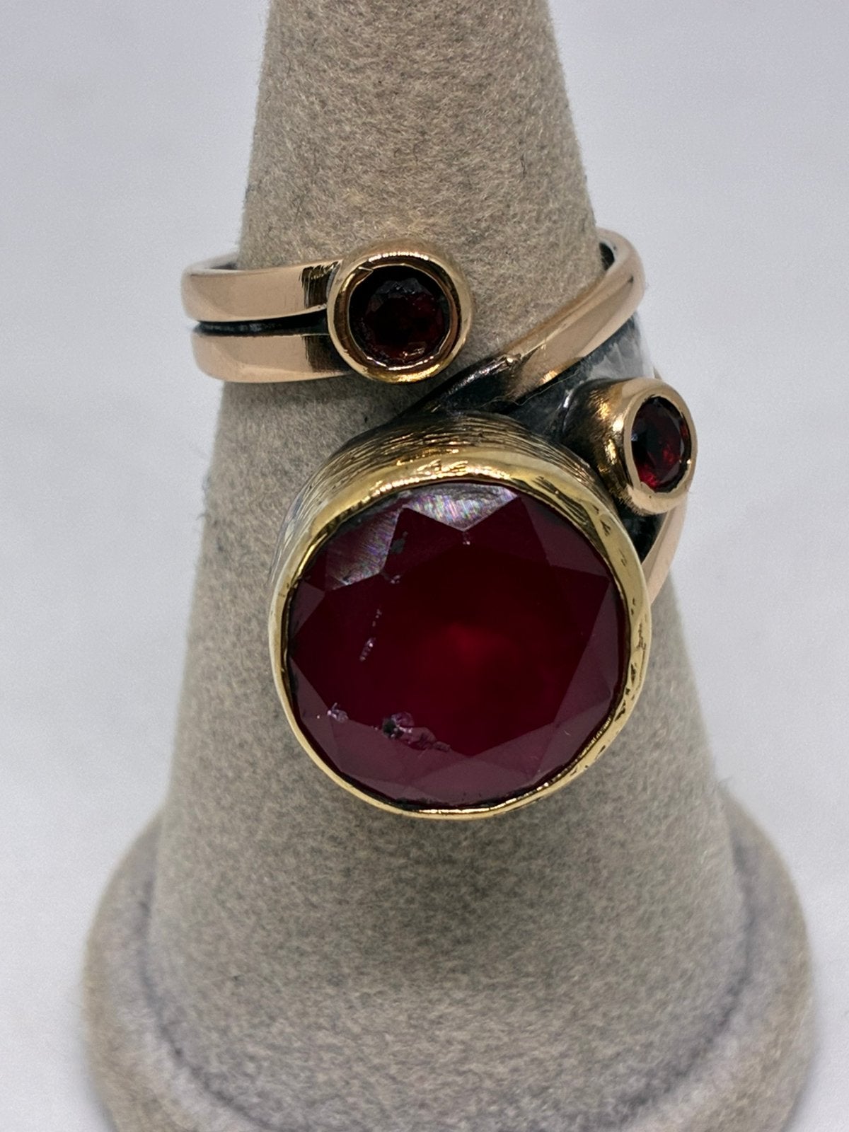 Zilver 925 ring met koper en rode steen, 20 of groter, Nieuw, Ophalen of Verzenden, Met edelsteen