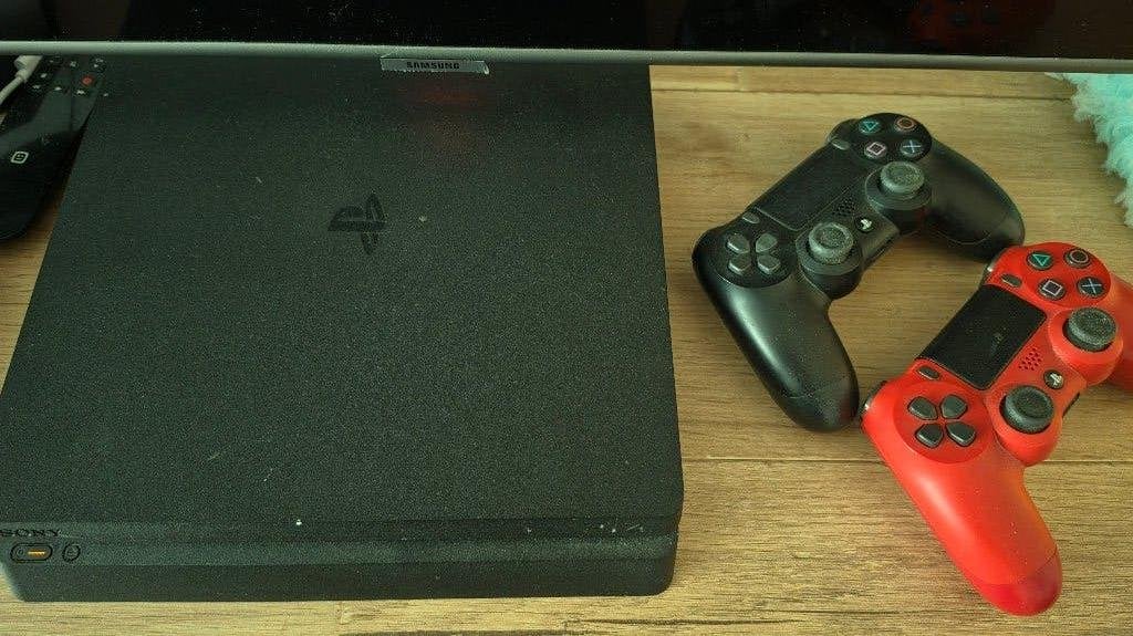 PS4 Slim 500gb + 2 controllers, Consoles de jeu & Jeux vidéo, Consoles de jeu | Sony PlayStation 4, Enlèvement