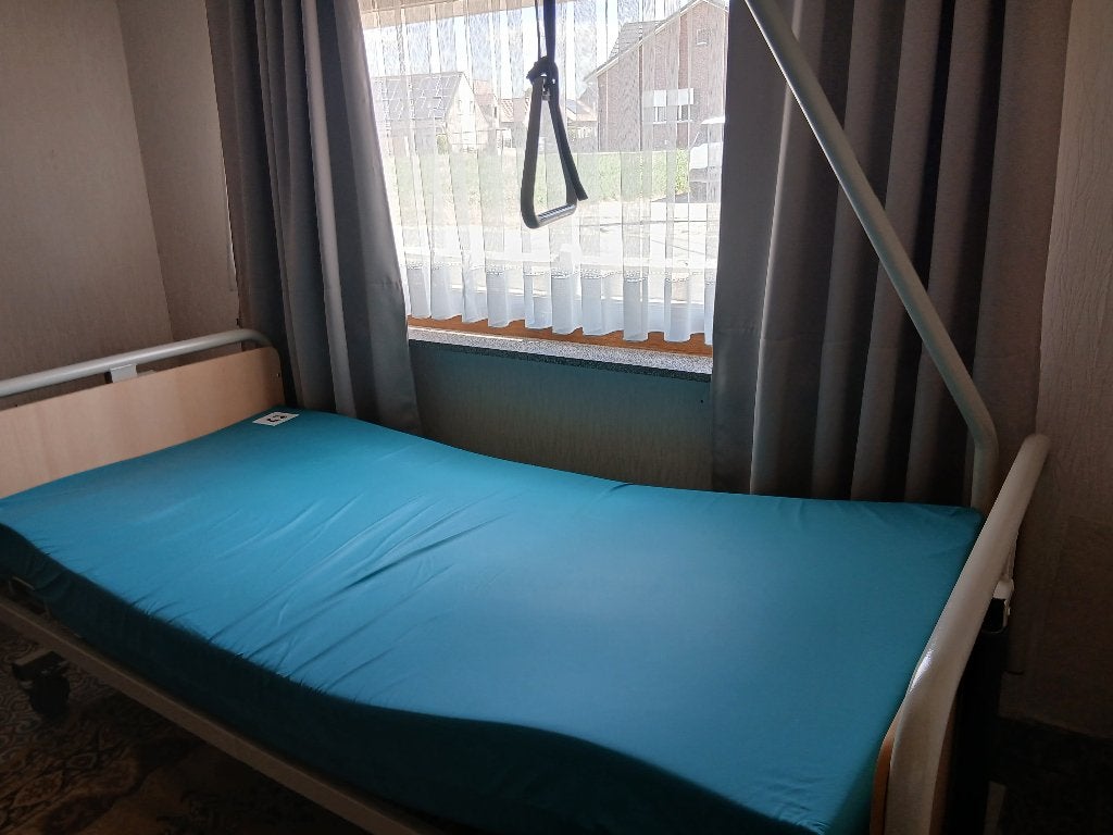 Elektrisch ziekenhuisbed met matras, Ophalen, Zo goed als nieuw