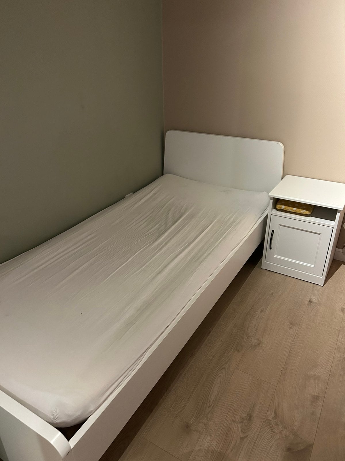 Eenpersoonsbed + lattenbodem + matras + nachtkastje, Ophalen, Eenpersoons, Wit, 200 cm