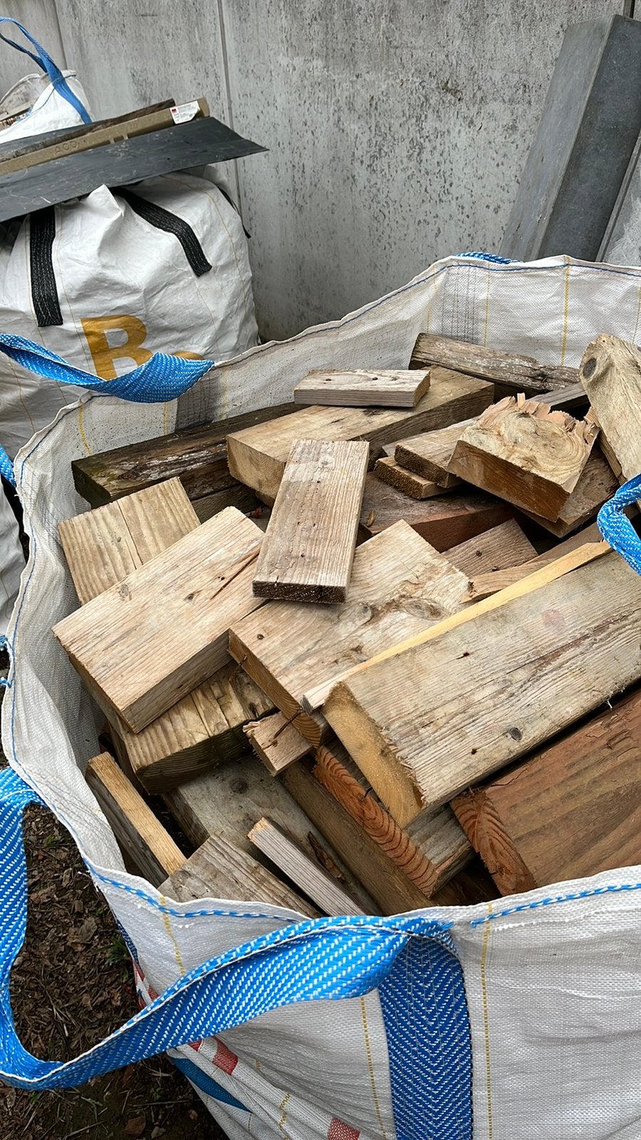 Afval hout van bouwwerven gesorteerd enkel RND en Douglas, Tuin en Terras, Ophalen, Blokken