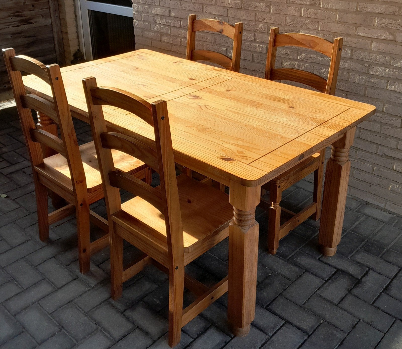 Landelijke tafel met stoelen, Ophalen