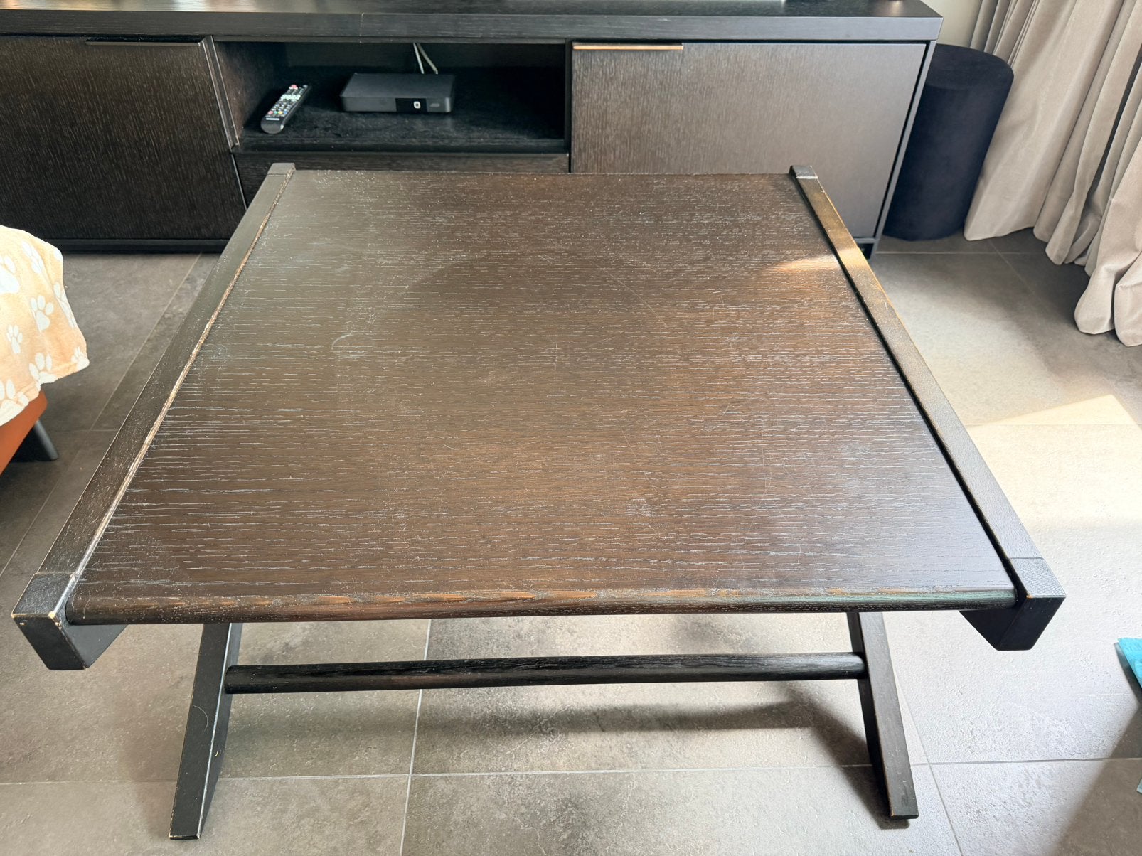 Zwarte salontafel met X poten, Huis en Inrichting, Tafels | Salontafels, Ophalen, Gebruikt, 50 tot 100 cm, Vierkant