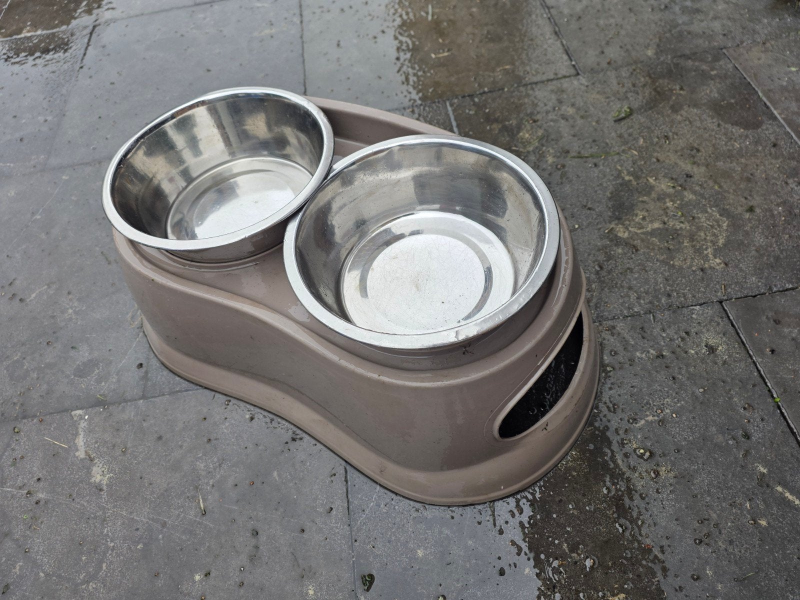 Voederbak hond, Enlèvement, Utilisé