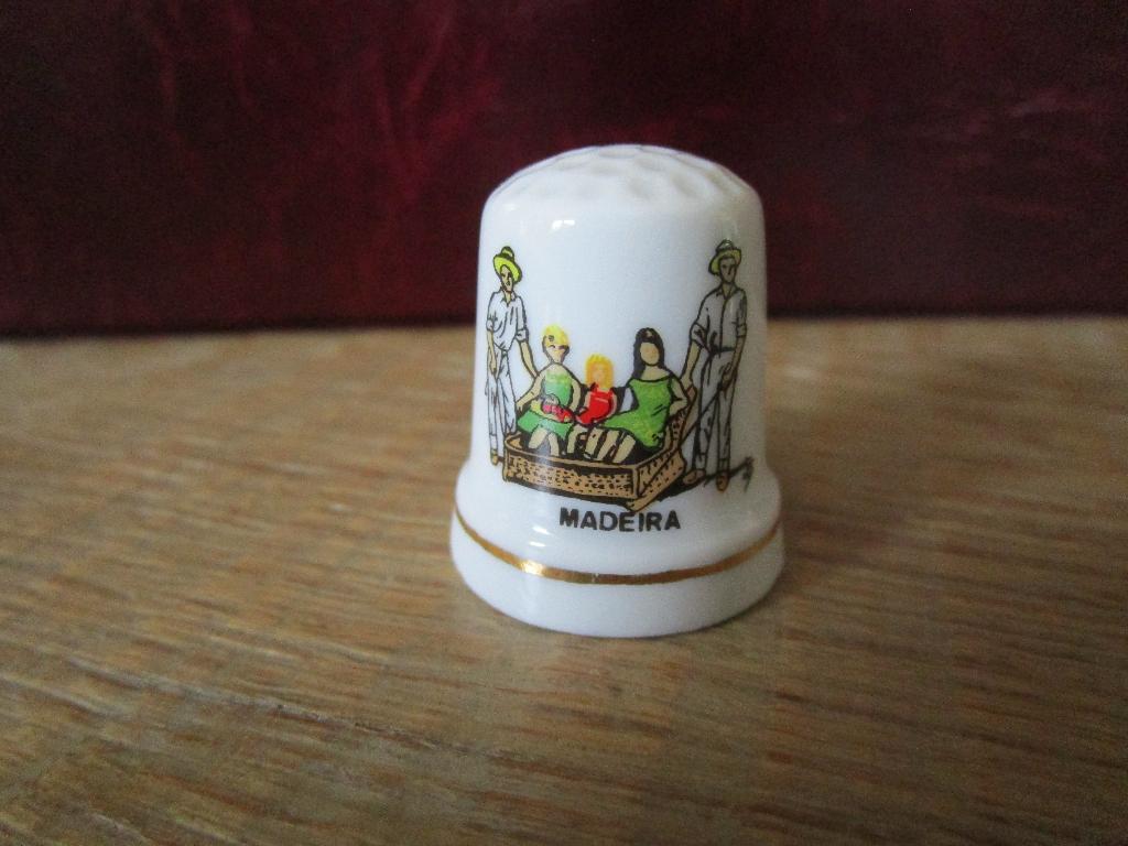 8 vingerhoedjes Portugal, Verzamelen, Vingerhoedjes, Ophalen of Verzenden, Nieuw, Porselein