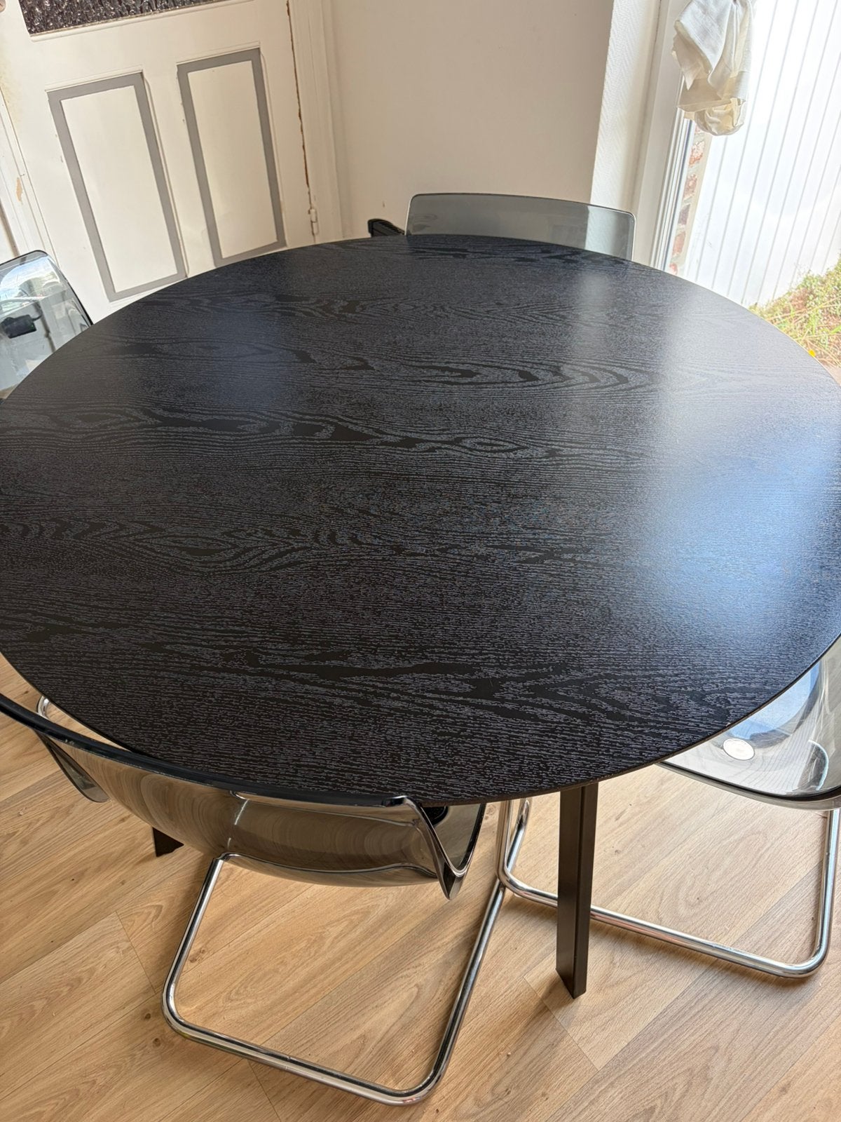 Table noire ronde 120cm + chaise noire transparente, Enlèvement, Comme neuf, Métal