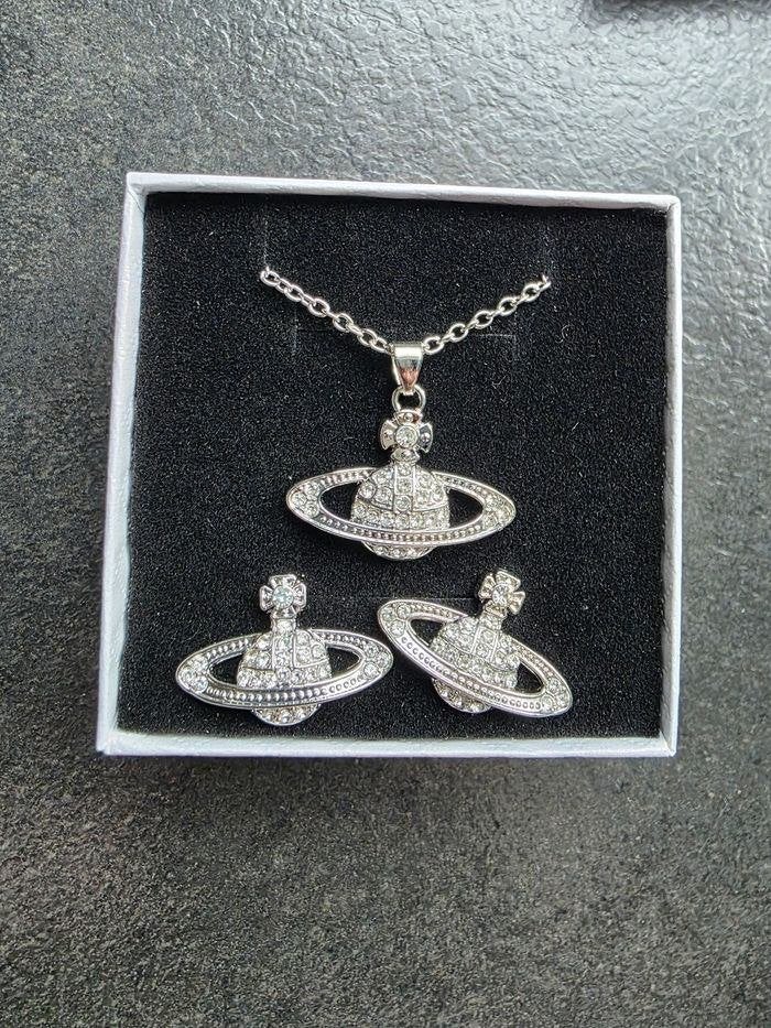 Parrure boucle et collier vivienne westwood, Enlèvement ou Envoi, Comme neuf, Avec cristal
