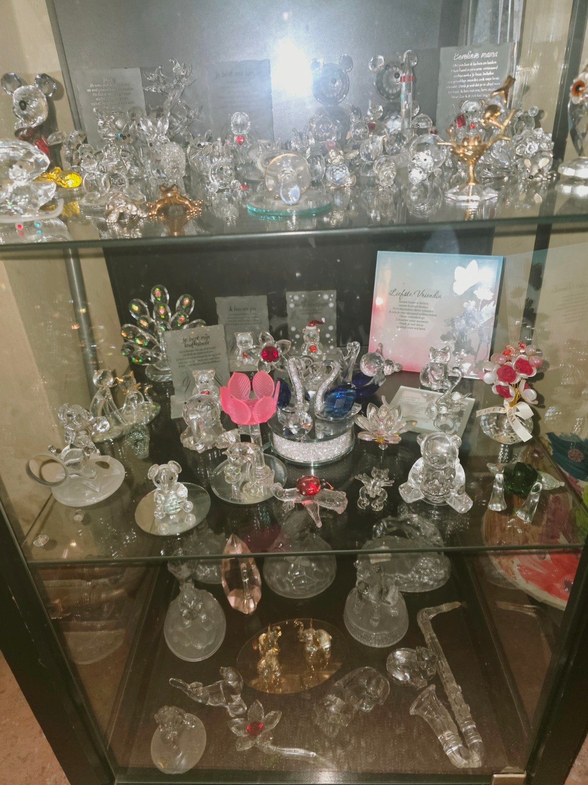 glazen kast met glazen beeldjes, Ophalen, Zo goed als nieuw, Glas