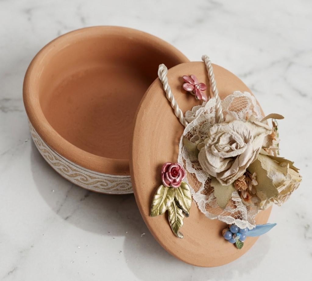 Juwelendoos in steen met versiering en vintage bloemen, Enlèvement ou Envoi
