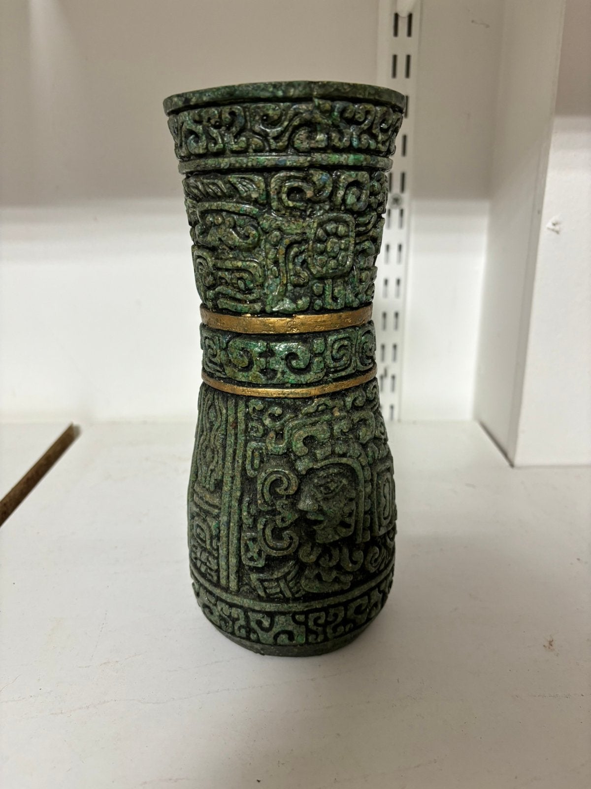 Vaasje geoen met goud detail, Ophalen