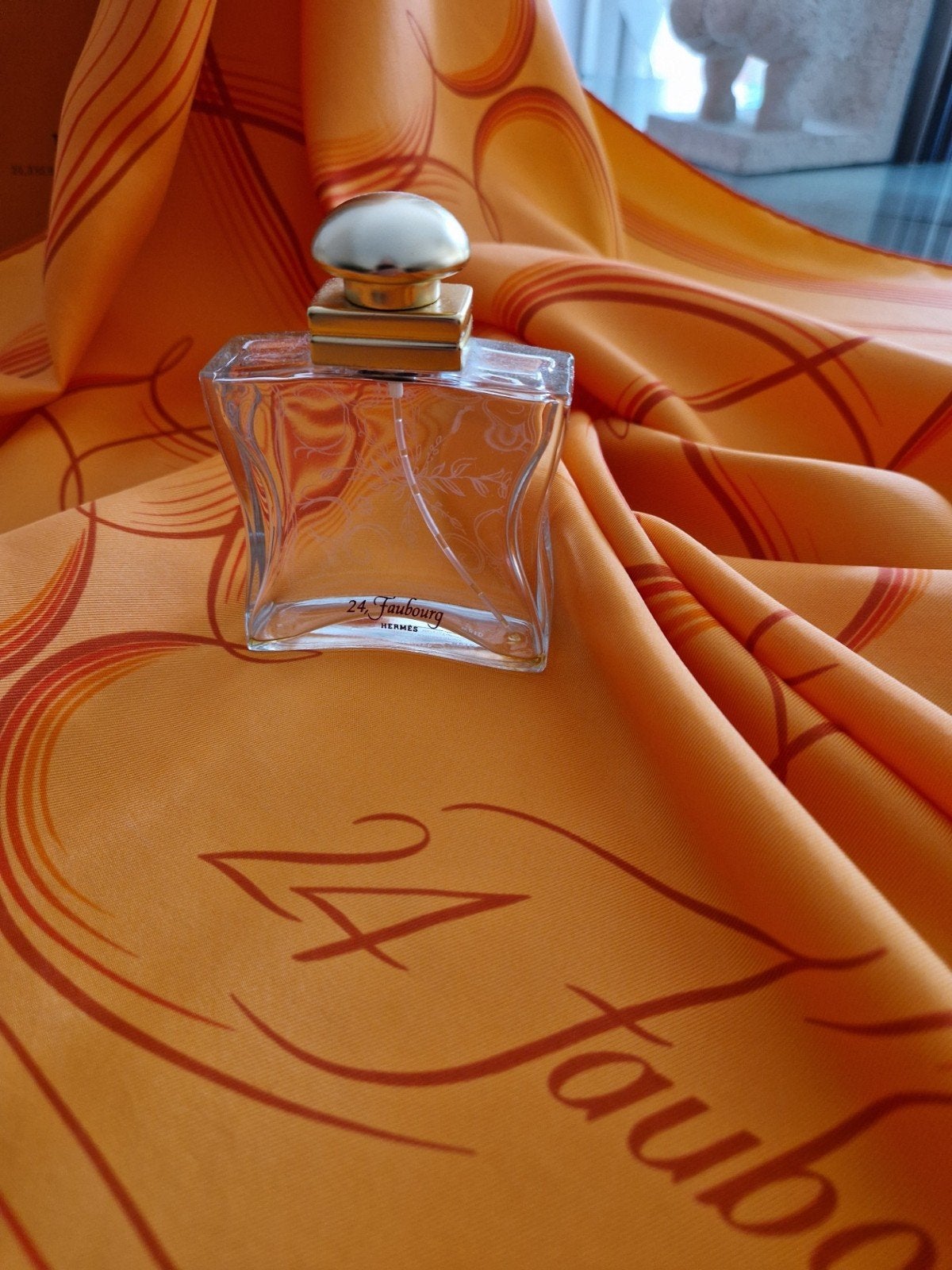 Superbe foulard Hermès 24 Faubourg comme neuf avec sa boîte, Kleding | Dames, Hermès, Verzenden, Zo goed als nieuw