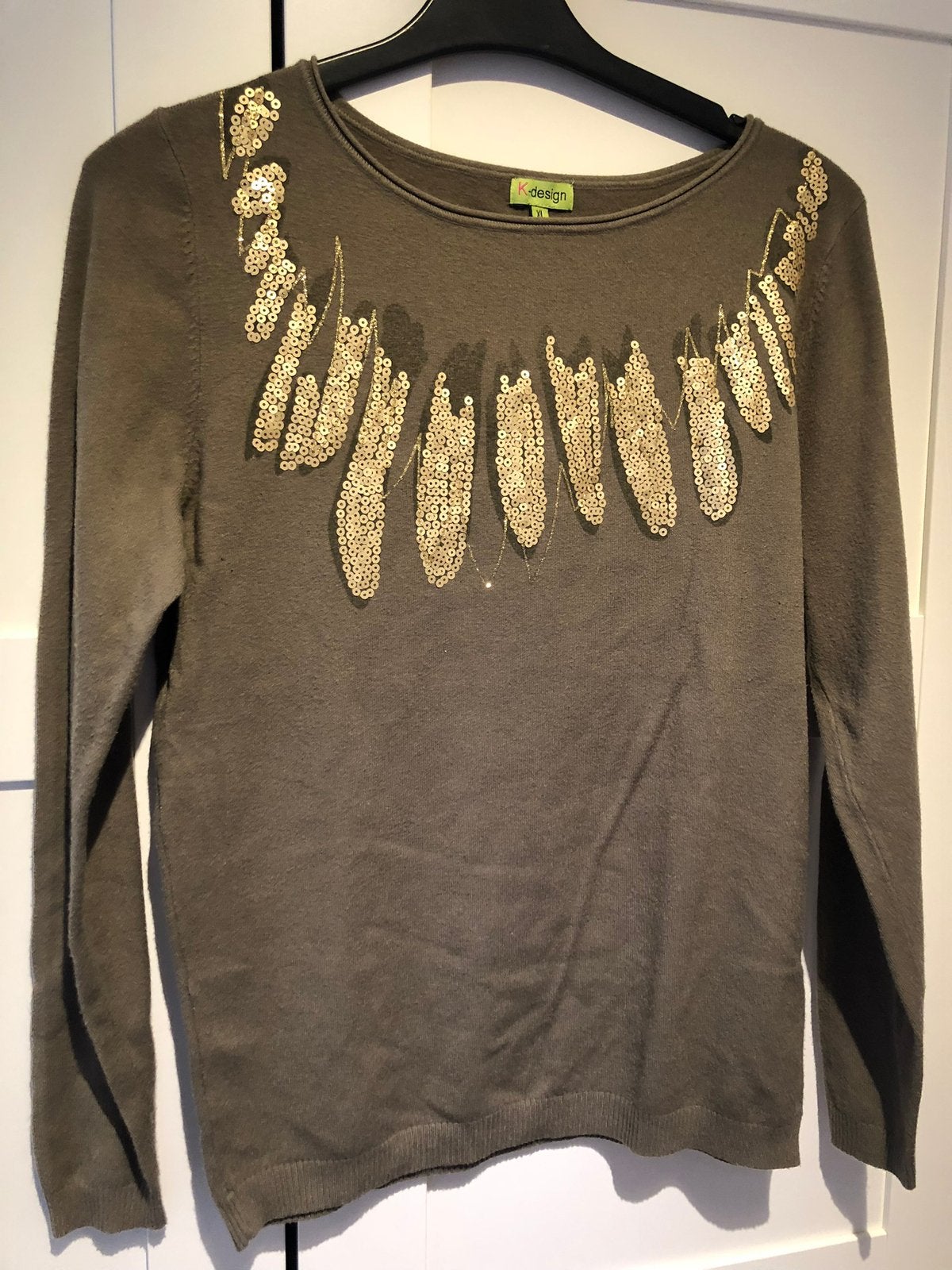 Pull K-DESIGN à détails dorés taille M, Vêtements | Femmes, Pulls & Gilets, Enlèvement ou Envoi, Comme neuf, Taille 38/40 (M)