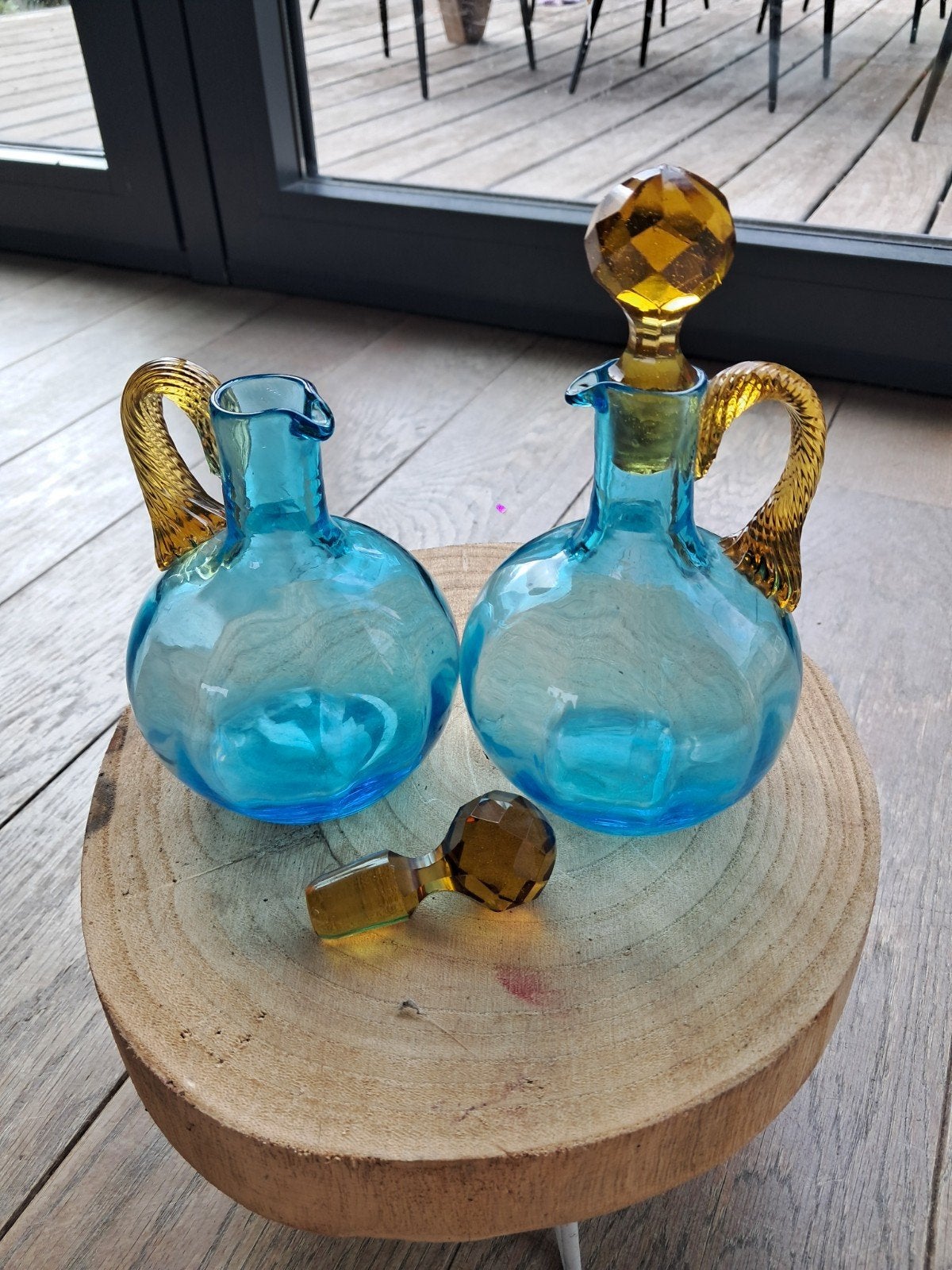 2 sierlijke gelijke karafjes :  blauw en geel glas, Antiek en Kunst, Ophalen of Verzenden