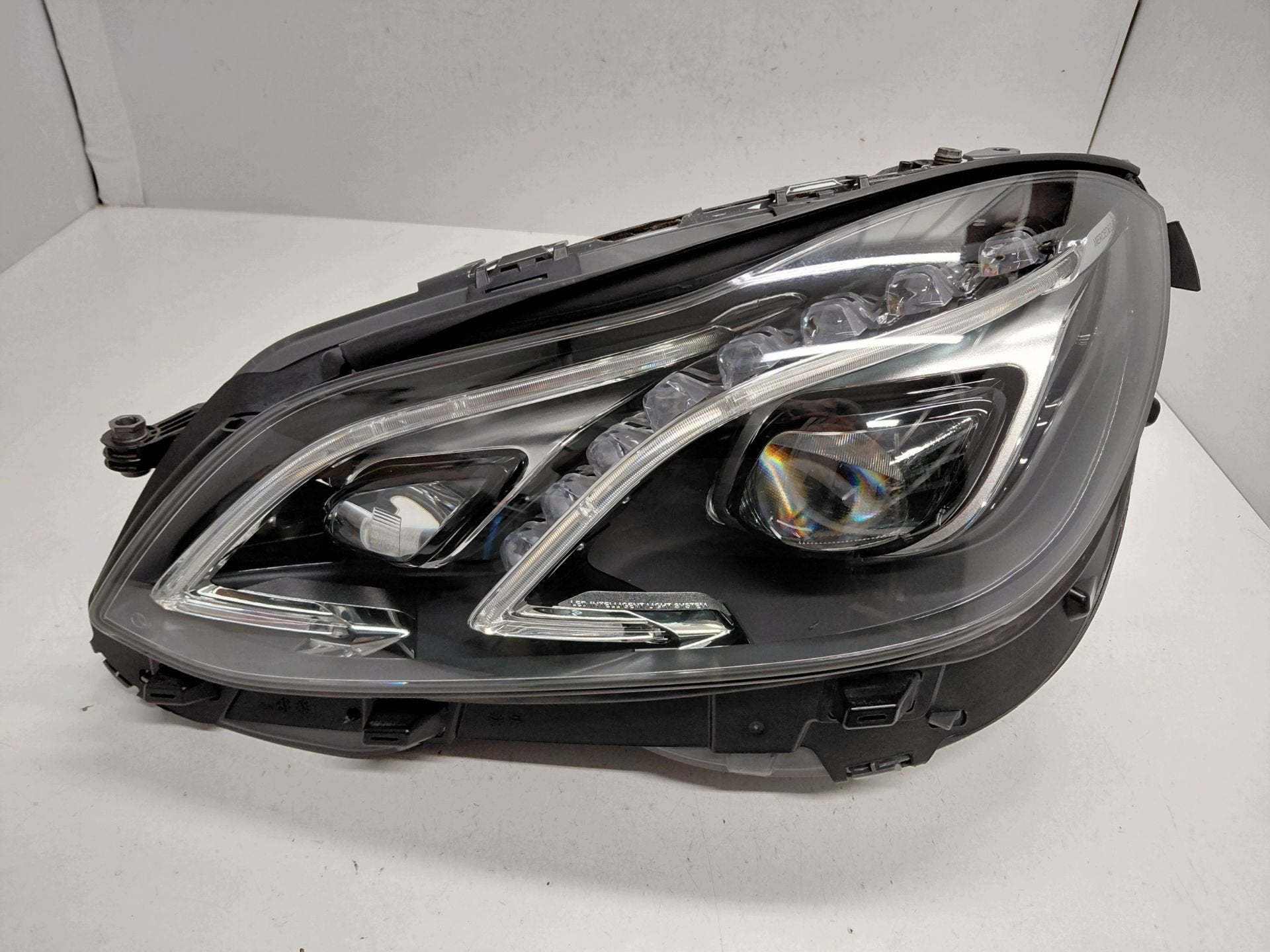 Phare gauche Mercedes Classe E A2129063103, Mercedes-Benz AG, Mercedes-Benz, Utilisé, Mercedesstrasse 120
70372  Stuttgart, DE