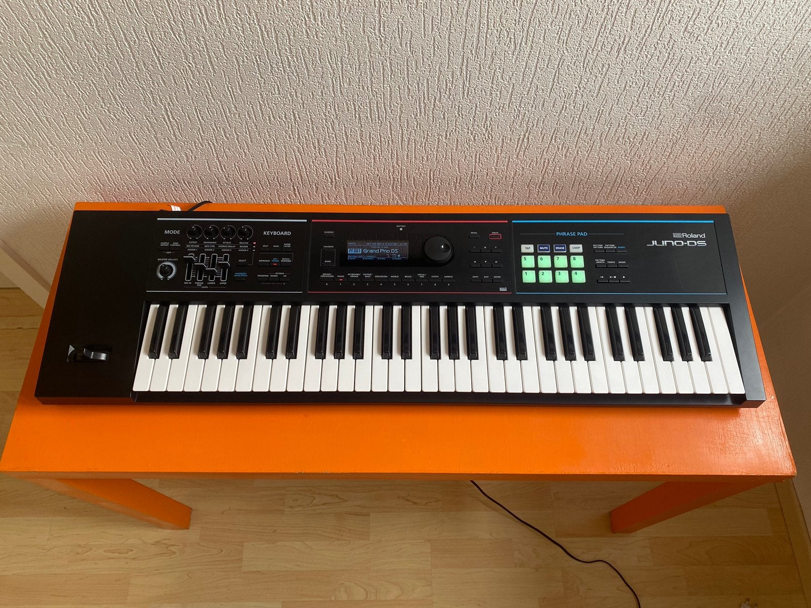 Roland Juno‑DS 61 Synth (2018), Musique & Instruments, Synthétiseurs, Utilisé, 61 touches, Roland, Avec connexion MIDI, Enlèvement ou Envoi