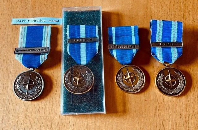Te koop: NATO medailles, Verzamelen, Ophalen of Verzenden, Overige soorten, Lintje, Medaille of Wings