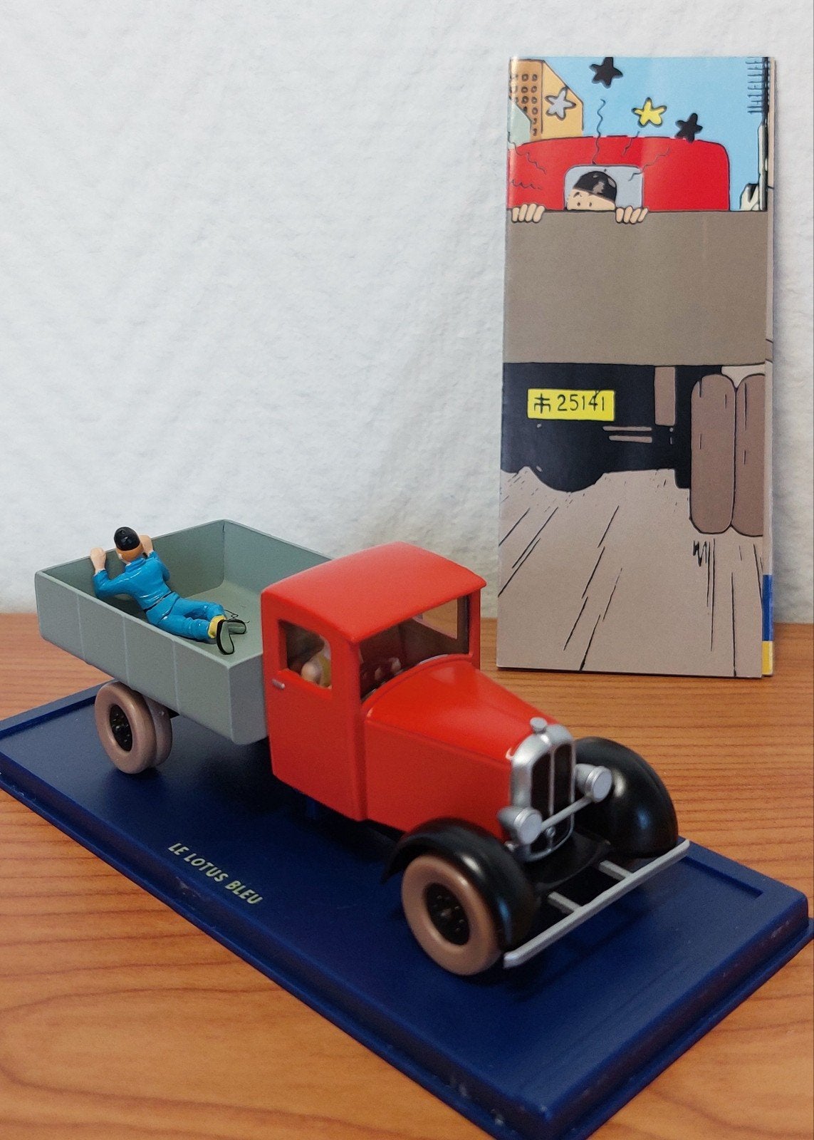 Voiture TINTIN Atlas 1/43 'Le camion rouge 1933', Collections, Enlèvement ou Envoi, Tintin, Comme neuf, Statue ou Figurine