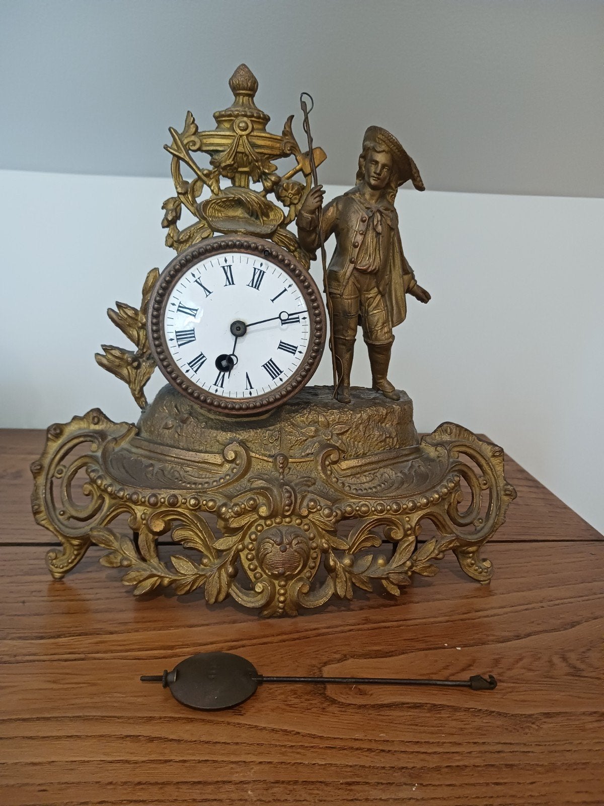 Antieke Franse schouwklok met vissersfiguur – verguld spelte, Antiek en Kunst, Ophalen