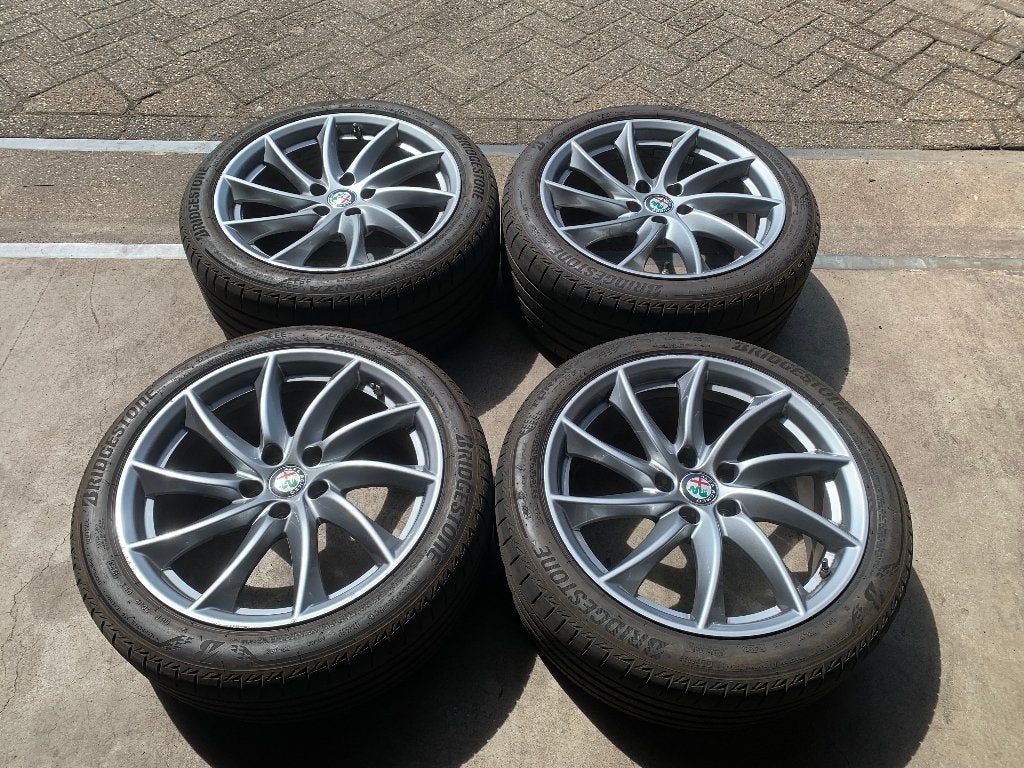 ALFA GIULIA QV VELGEN + BANDEN 225 45 R18 + 255 40 R18 +TPMS, Autos : Divers, Haut-parleurs voiture, Utilisé, Enlèvement ou Envoi