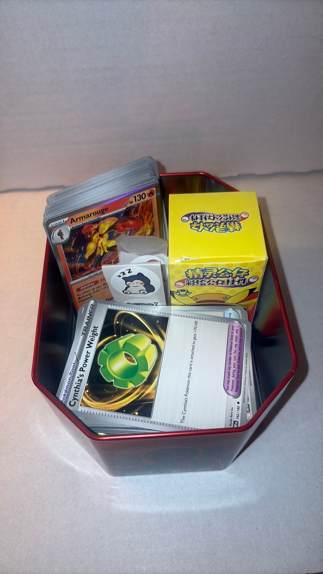 Pokémon 200 kaarten in tinnen box met gadgets, Hobby en Vrije tijd, Ophalen of Verzenden, Zo goed als nieuw