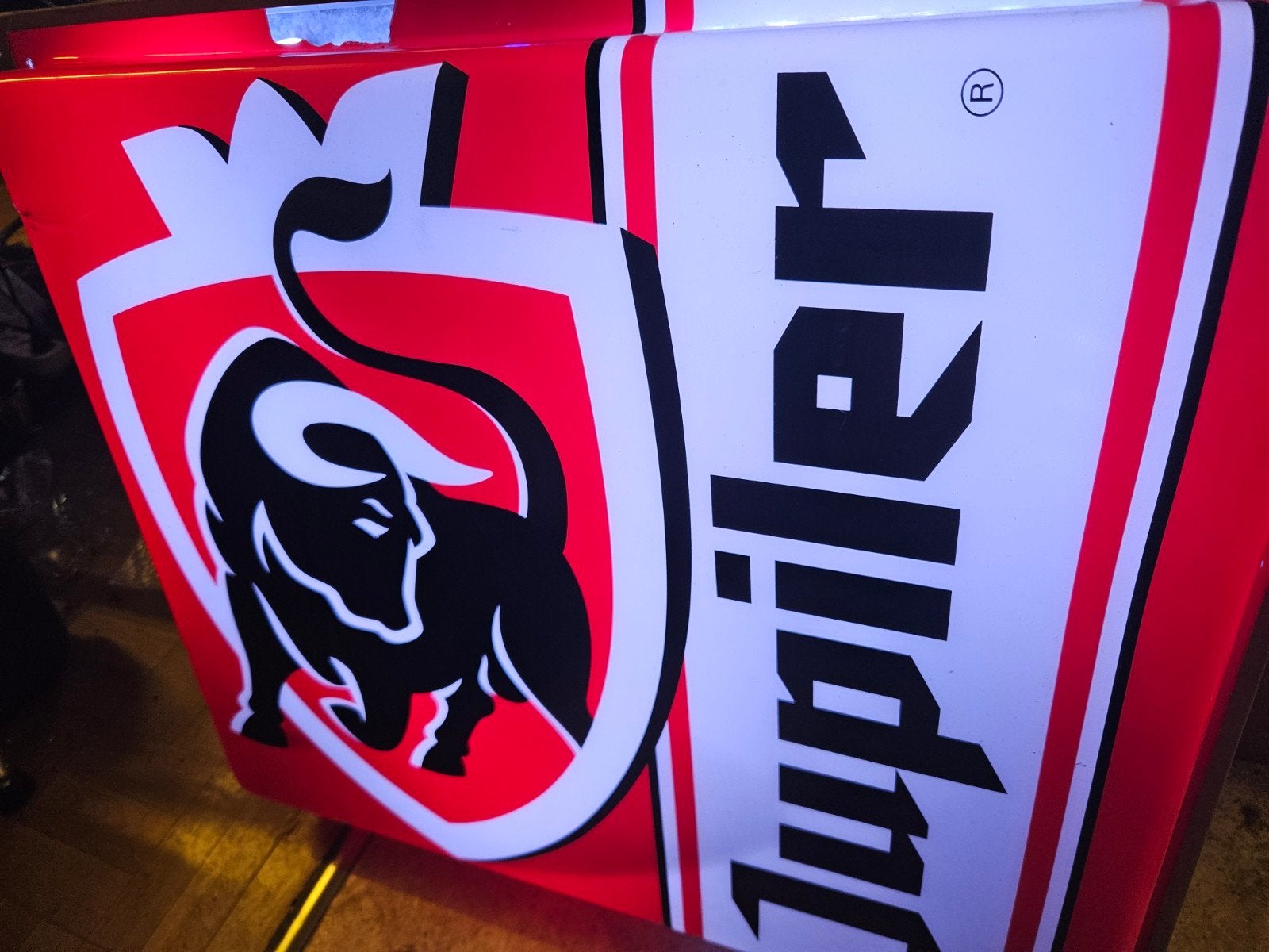 Jupiler reclamebord met licht, Enlèvement