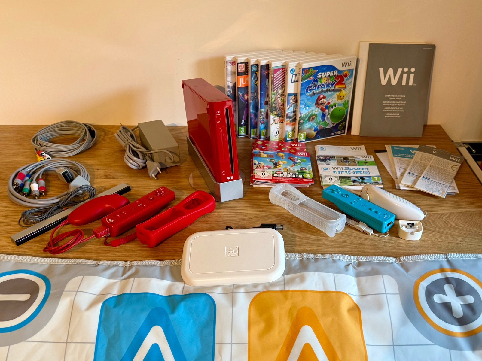 Nintendo Wii 25-jarig jubileum + 9 spellen + familietrainer, Ophalen of Verzenden, Zo goed als nieuw, Met 2 controllers, Met games