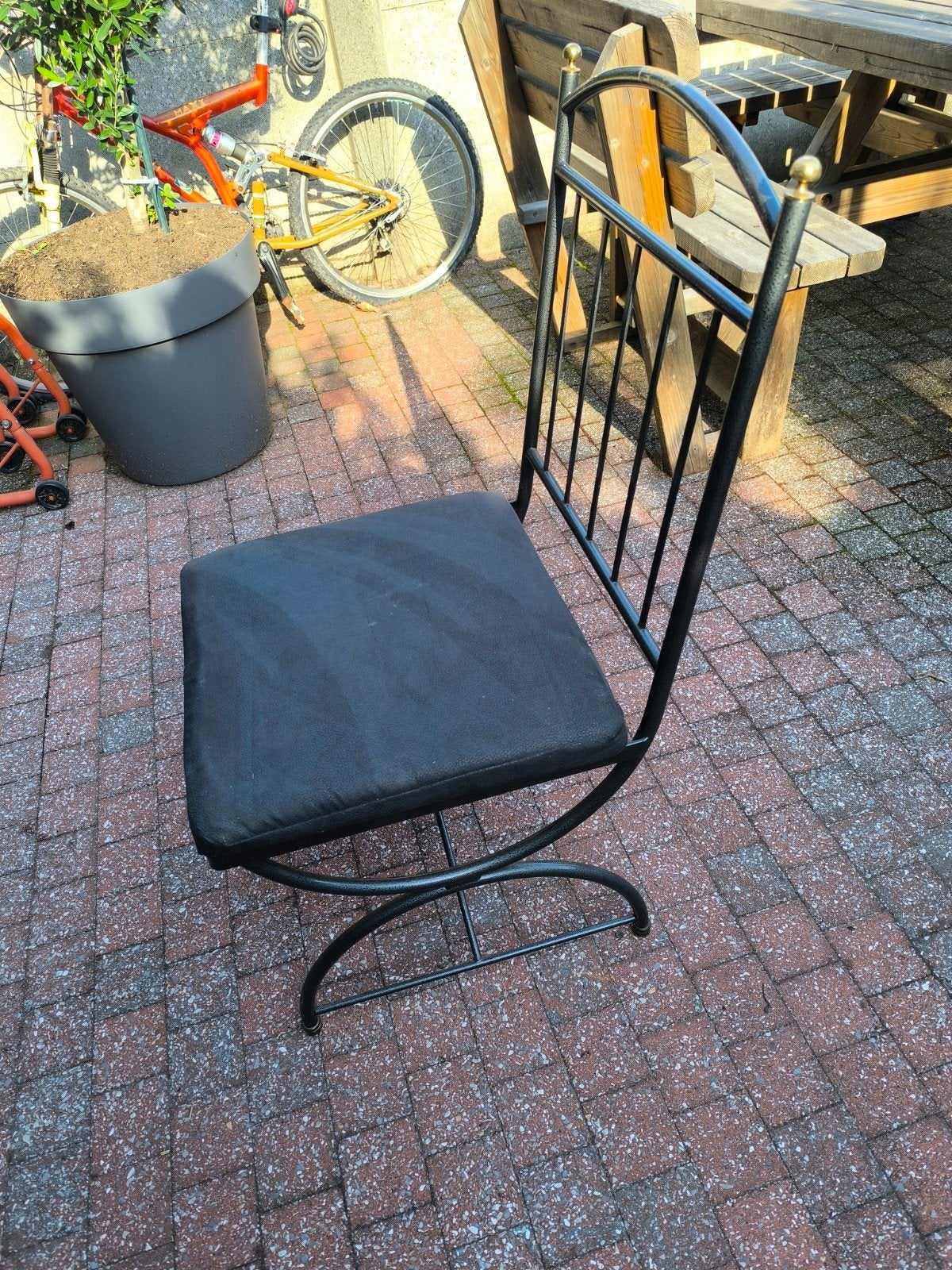 6 ijzeren stoelen, Ophalen