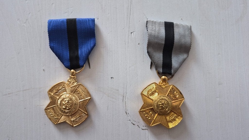 Lot de 2 Croix d'Officier de l'Ordre de Léopold II, Collections, Enlèvement
