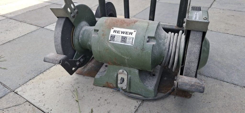 Dubbele werkbankslijpmachine 220 volt – 45€, Ophalen, Gebruikt, 1000 watt of meer, Werkbankslijpmachine