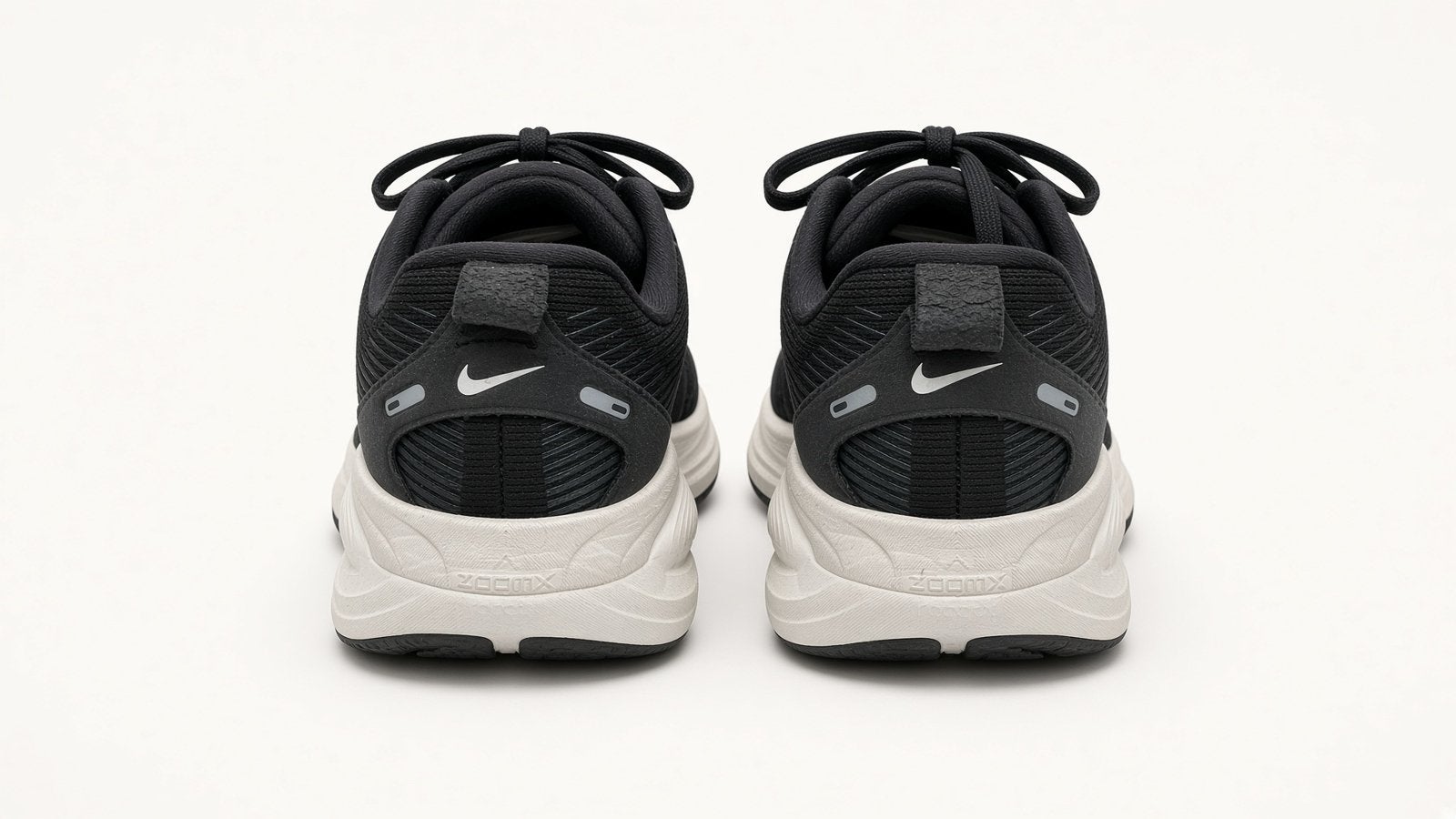 Chaussures de course Nike Vomero 18 noir/blanc, Sports & Fitness, Course à pied, Chaussures de course à pied, Comme neuf, Enlèvement ou Envoi