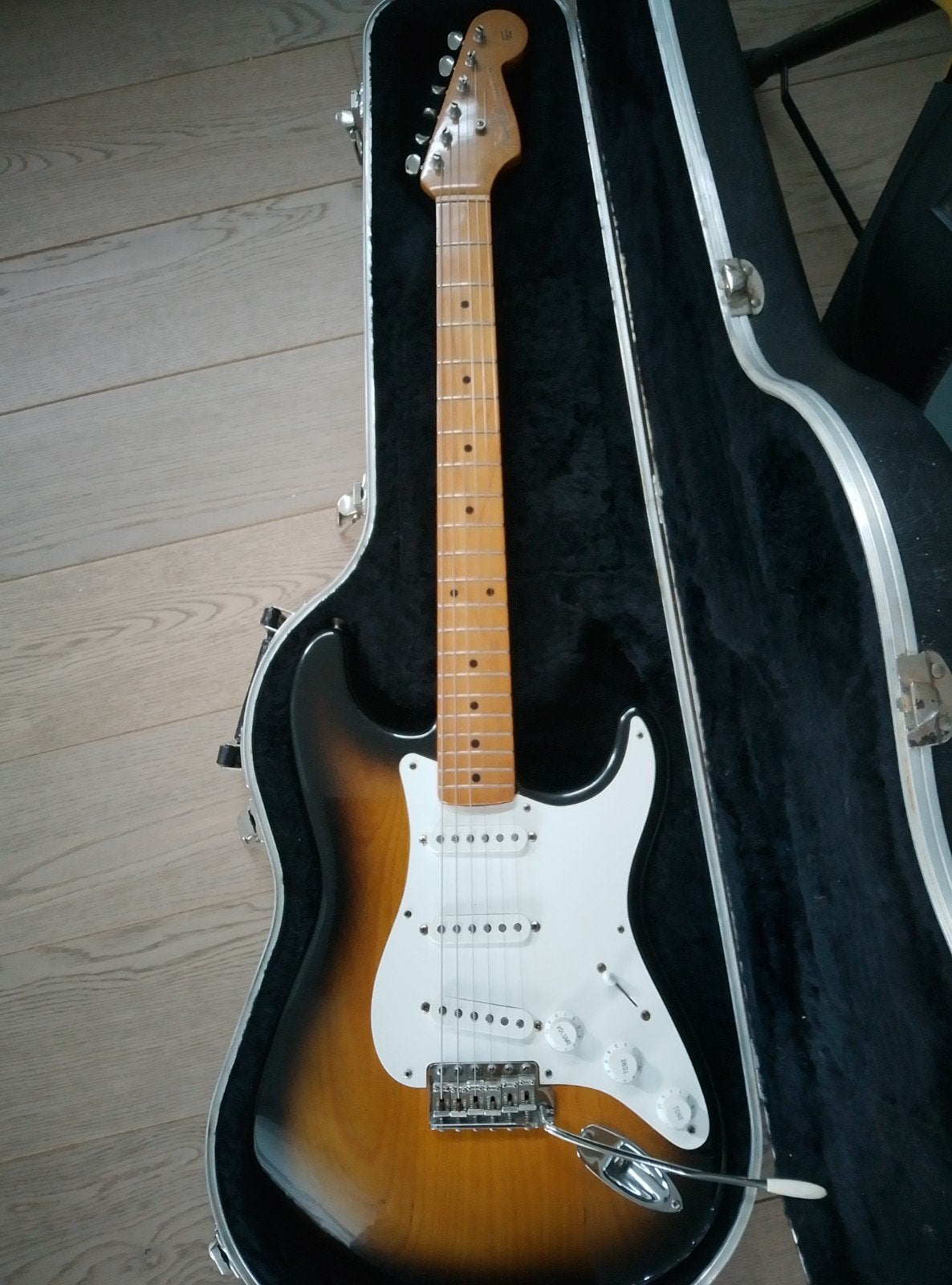 STRATOCASTER  reissue 1954 40 TH ANNIVERSARY SON EXTRA, Enlèvement, Fender