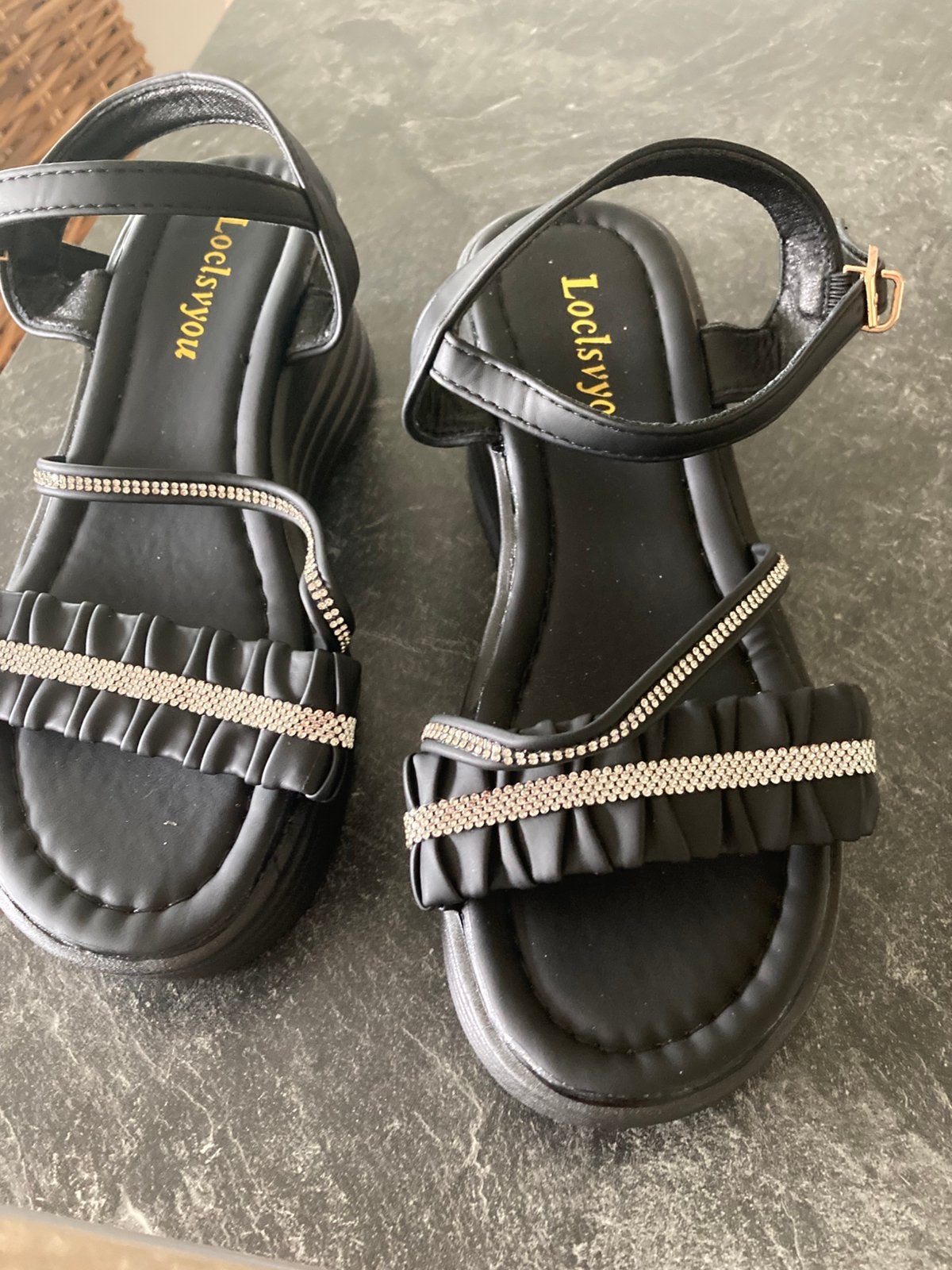 Sandales neuves taille 35 en blanc et en noir, Enfants & Bébés, Vêtements enfant | Chaussures & Chaussettes, Enlèvement, Comme neuf