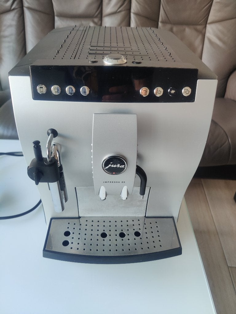 Machine à café Jura Z5, Machine à espresso, Réservoir d'eau amovible, 2 à 4 tasses, Enlèvement