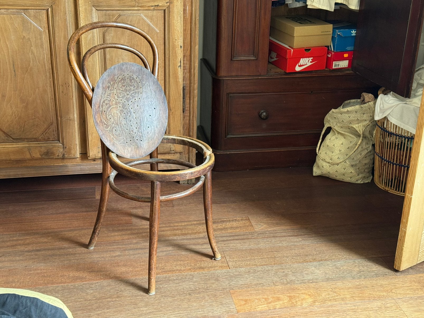 Chaise Thonet cassee, Brun, Enlèvement, Utilisé, Bois