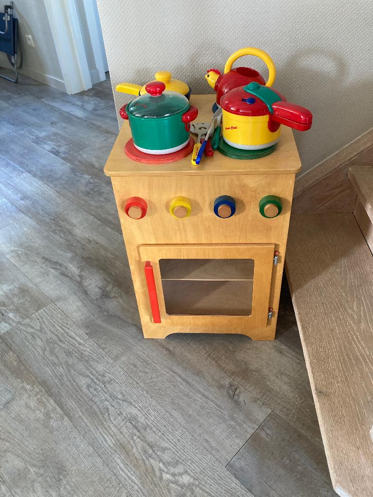 Houten keukentje met pannen, Ophalen