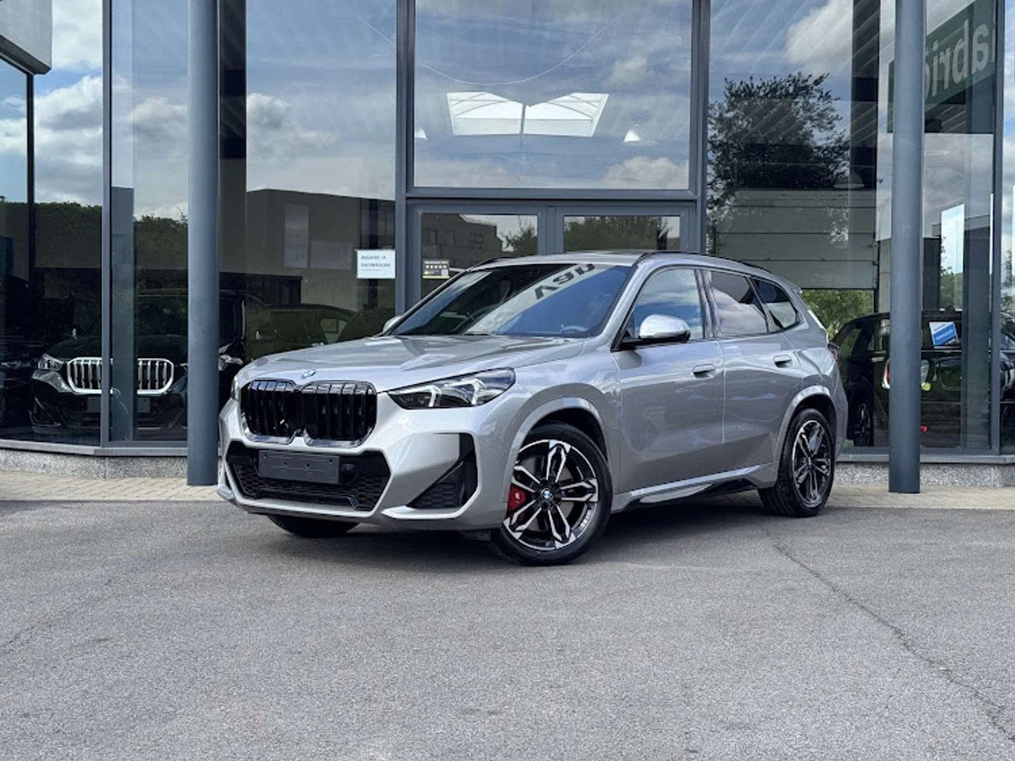 BMW X1 sDrive18i M Sport Pro / PANO / TREKHAAK / M SEAT / HU, Auto's, Adaptive Cruise Control, Gebruikt, Zwart, Bedrijf