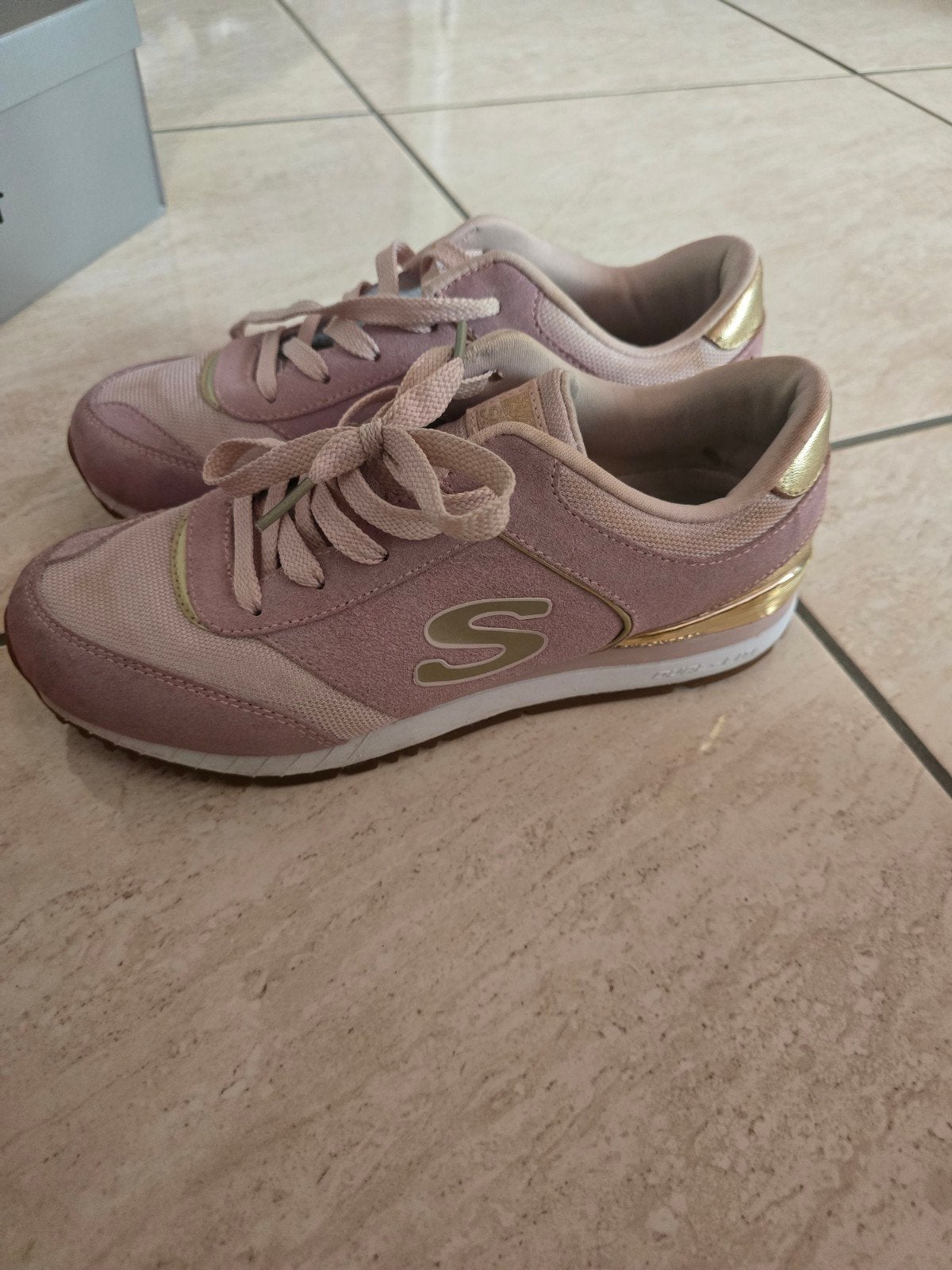 Basquettes roses Sketchers taille 39, Ophalen