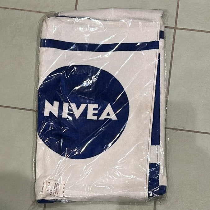 Serviette de plage NIVEA - Neuf - essuie de bain- bleu/blanc, Maison & Meubles, Neuf, Autres marques, Enlèvement, Multicolore