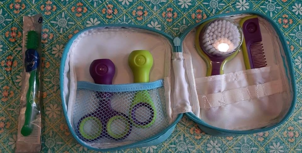 Verzorgingstas:nagelschaar- en knipper,kammen,tandenborstel, Ophalen of Verzenden, Zo goed als nieuw, Overige typen, Overige merken
