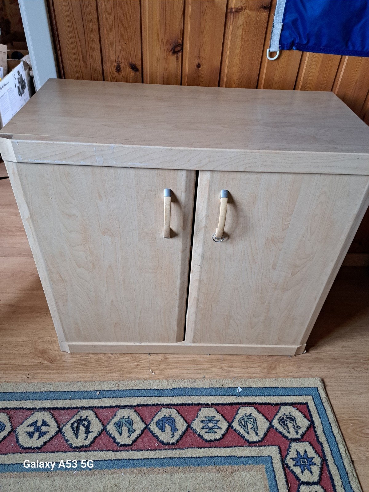 Gratuit. Petit meuble de rangement en bois clair à 2 portes, Enlèvement