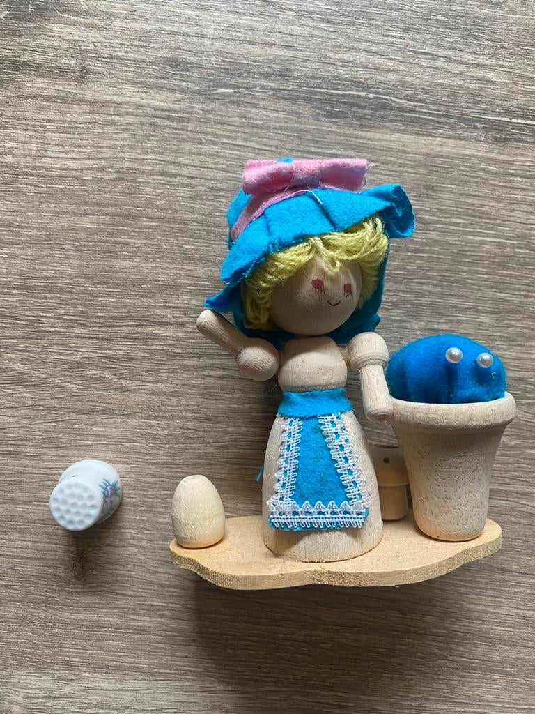 🔥 Vintage Peg Doll 12cm - Vingerhoed en speldenkussen, Hobby en Vrije tijd, Naaien en Fournituren, Ophalen of Verzenden, Zo goed als nieuw