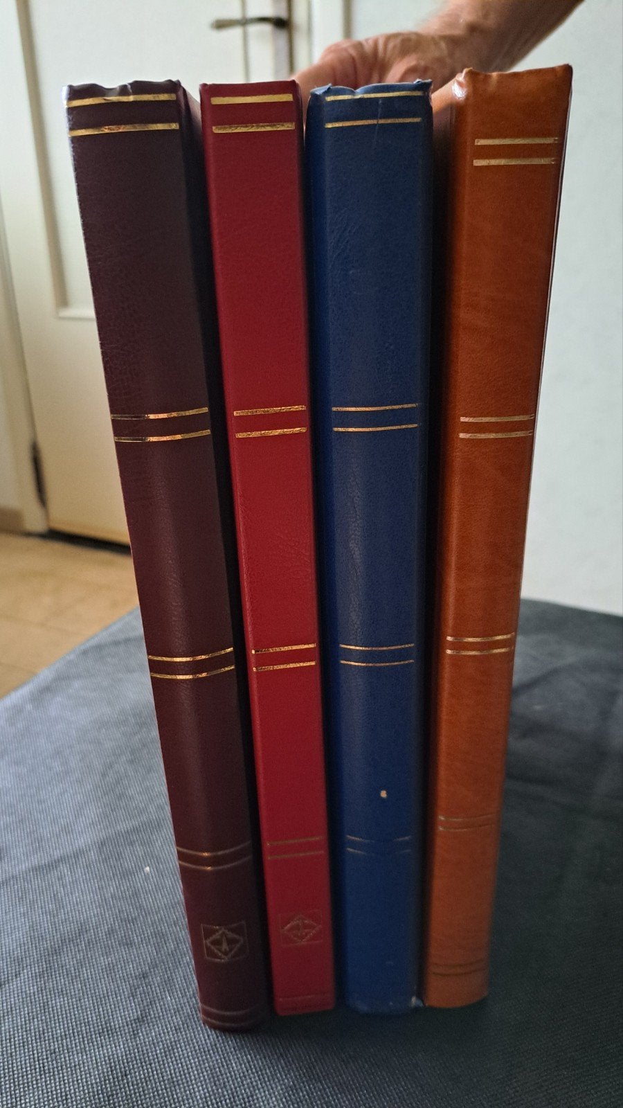 4 postzegelboeken met zwarte blaren .ophalen in Ekeren, Ophalen