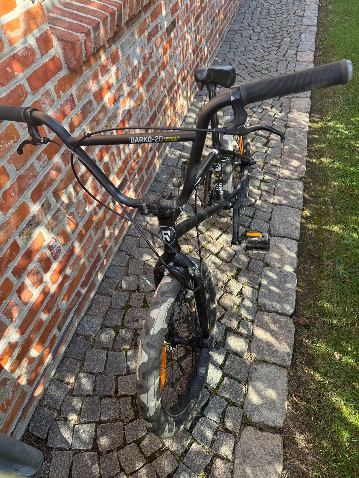 BMX 2021 Radio Bike Co freestyle 20.5” + 2 pegs, Ophalen, 16 tot 20 inch, Velgrem, V-brakes
