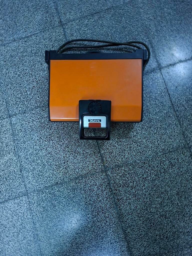Een oranje vleesrooster, Ophalen of Verzenden