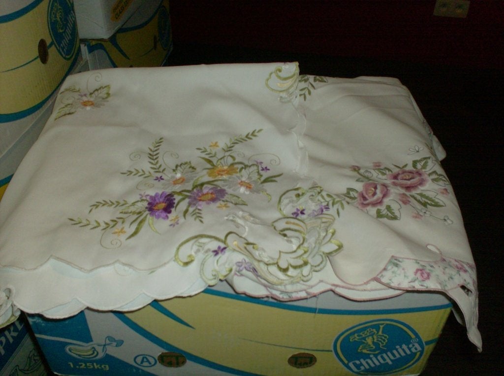 2 zeer mooie tafelkleedjes vierkant, Maison & Meubles, Nappe, Enlèvement ou Envoi, Comme neuf, Carré