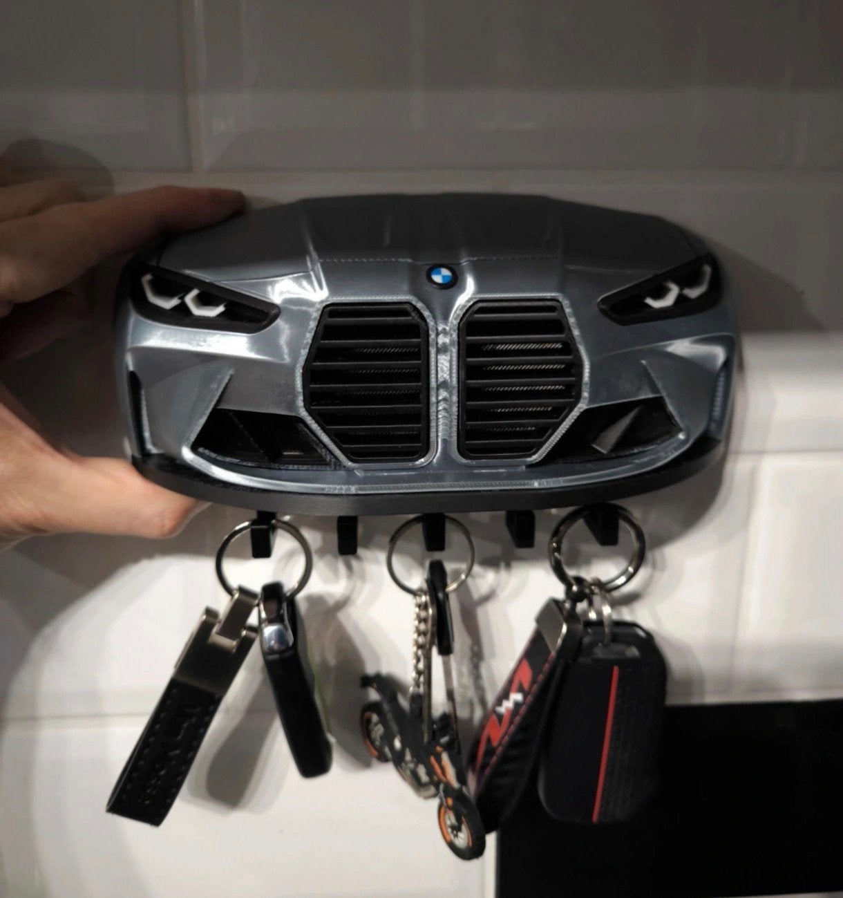 Nieuwe grijze BMW M4 sleutelhouder 

Ideaal voor de BMW lie, Ophalen of Verzenden