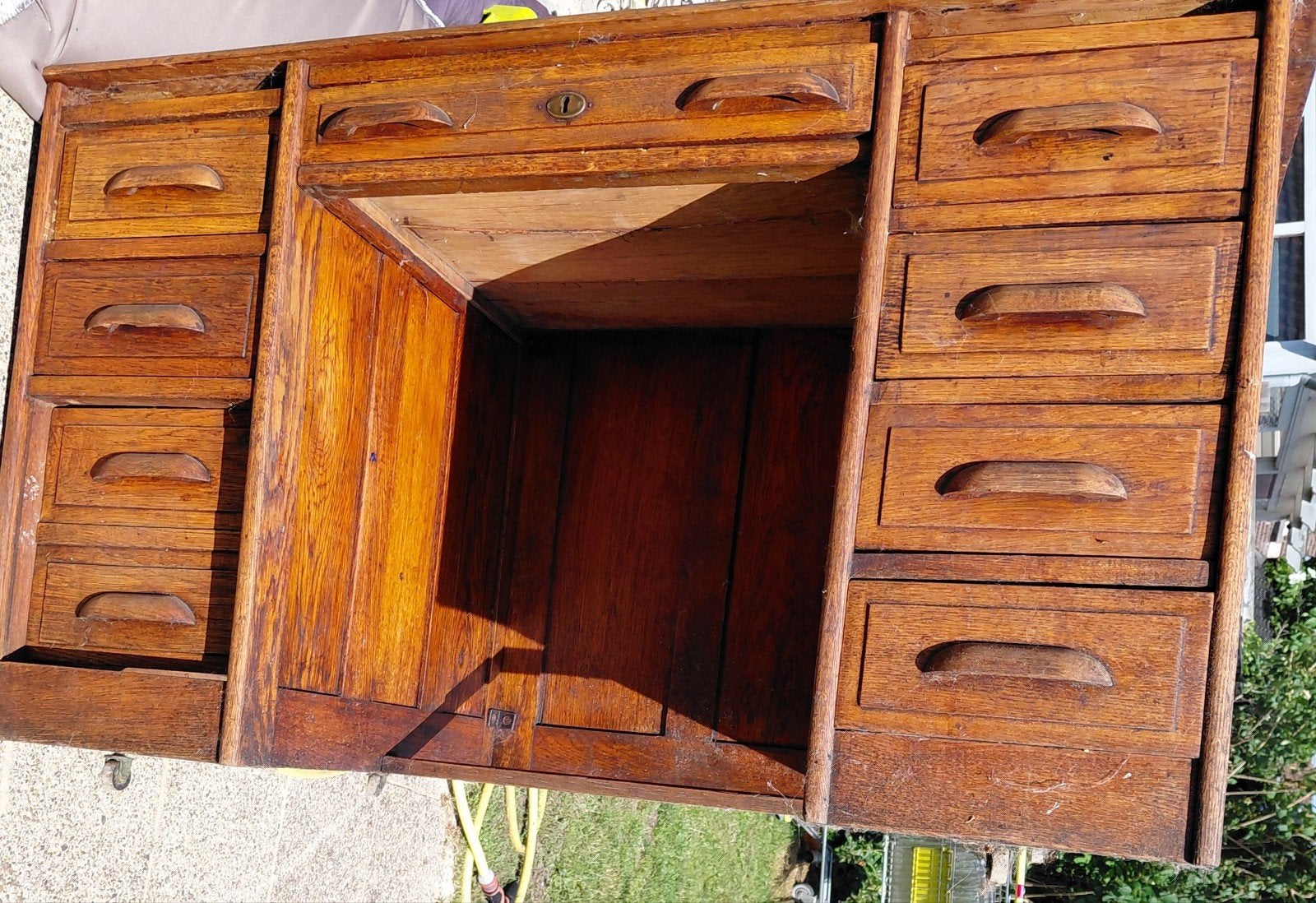 Oude bureau met 8 laden, Ophalen
