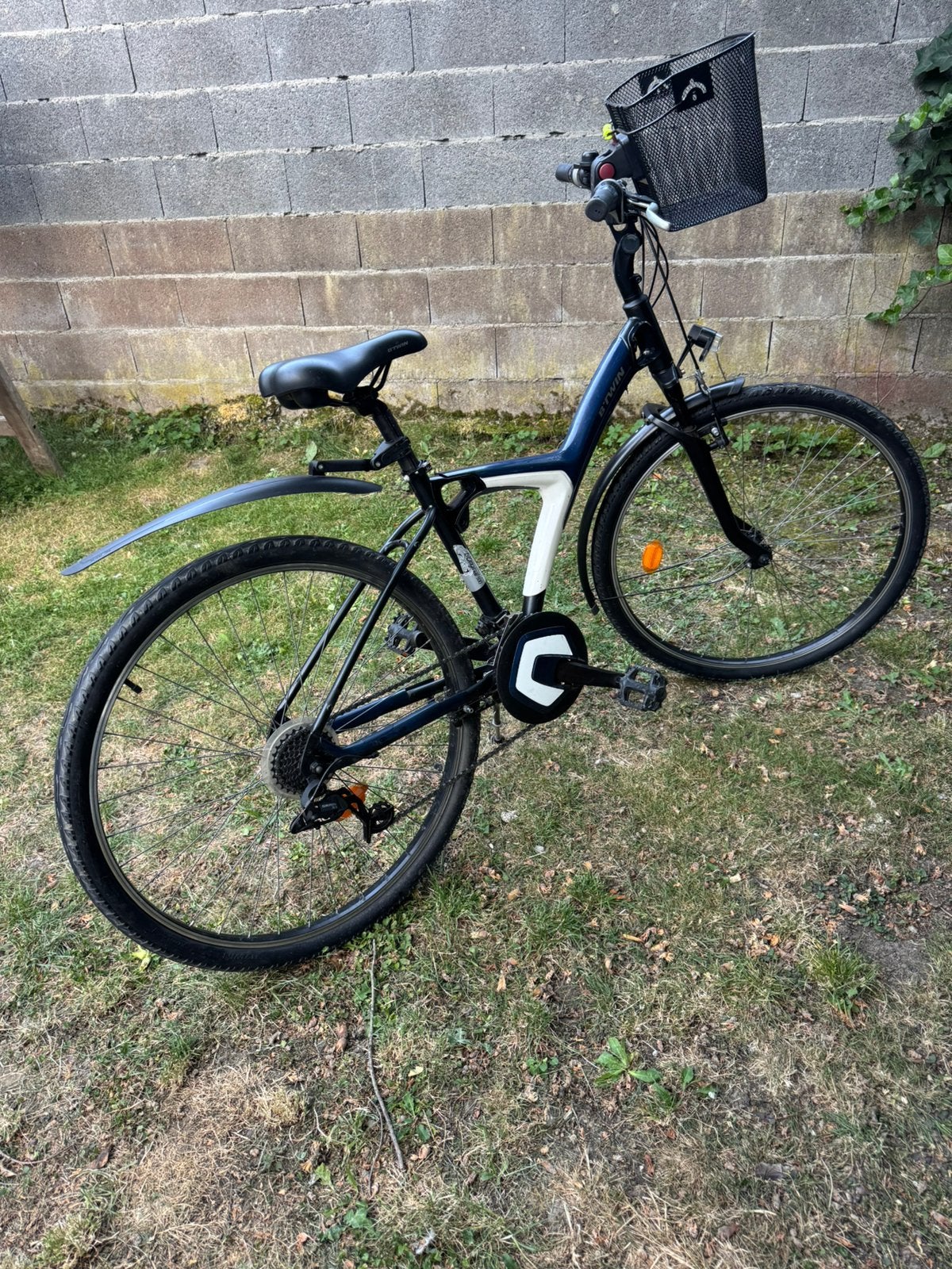VTT BTWIN b’original 500 28 pouces 21V avec panier., Vélos & Vélomoteurs, Enlèvement, Comme neuf